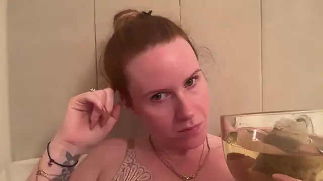 Snapshot of redheadrosie69 chatting on 09.29.25 redheadrosie69 online show from 09.29.25