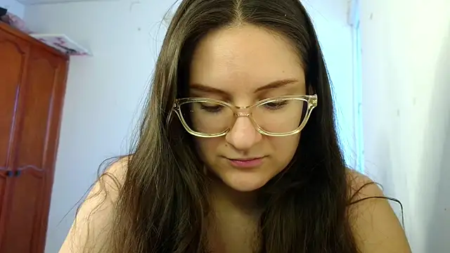 Snapshot of livgomez chatting on 10.18.25 livgomez online show from 10.18.25