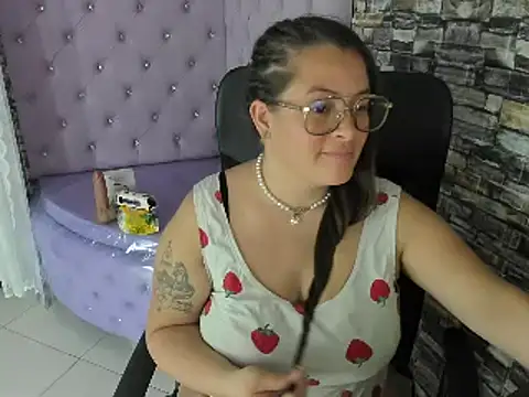 Snapshot of SaraThomso chatting on 12.14.24 SaraThomso online show from 12.14.24