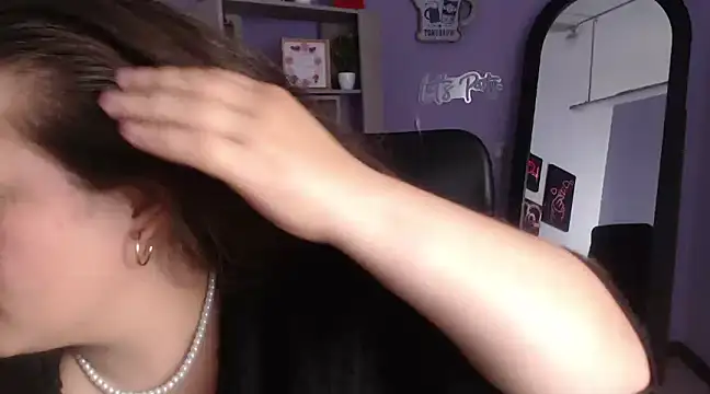 Snapshot of SaraThomso chatting on 12.30.24 SaraThomso online show from 12.30.24