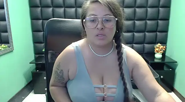 Snapshot of SaraThomso chatting on 02.02.25 SaraThomso online show from 02.02.25