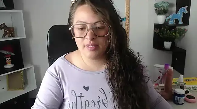 Snapshot of SaraThomso chatting on 02.04.25 SaraThomso online show from 02.04.25