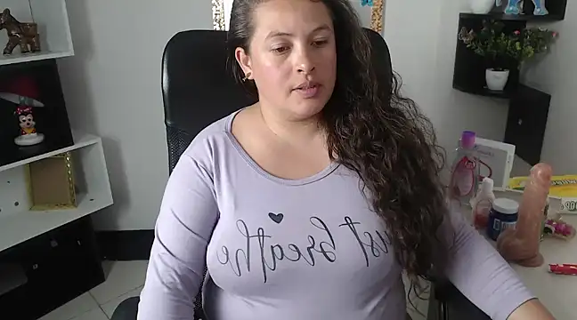 Snapshot of SaraThomso chatting on 02.04.25 SaraThomso online show from 02.04.25