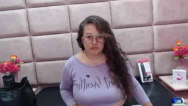 Snapshot of SaraThomso chatting on 02.09.25 SaraThomso online show from 02.09.25