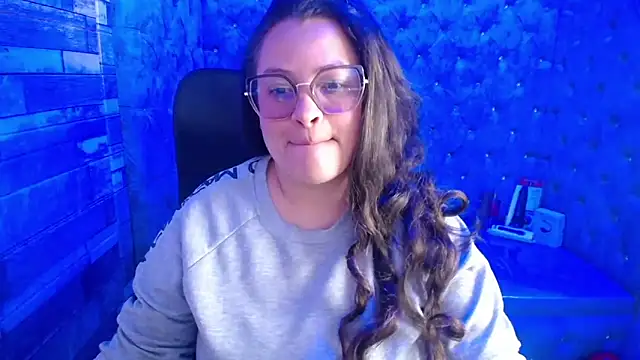 Snapshot of SaraThomso chatting on 09.18.25 SaraThomso online show from 09.18.25