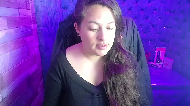 Snapshot of SaraThomso chatting on 09.20.25 SaraThomso online show from 09.20.25