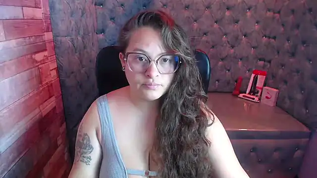 Snapshot of SaraThomso chatting on 09.25.25 SaraThomso online show from 09.25.25