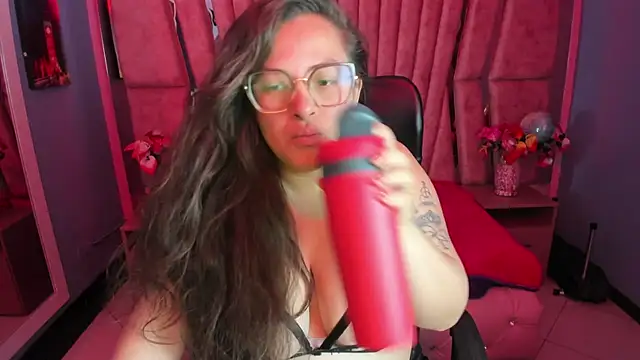 Snapshot of SaraThomso chatting on 09.27.25 SaraThomso online show from 09.27.25