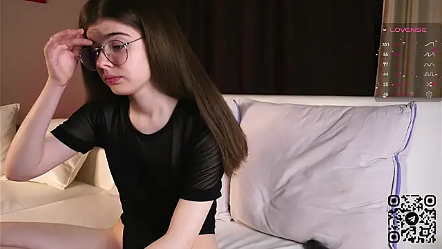 Snapshot of Mary_Shake chatting on 12.14.24 Mary Shake online show from 12.14.24