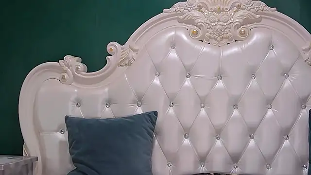 Snapshot of ArielBurn chatting on 10.12.25 ArielBurn online show from 10.12.25