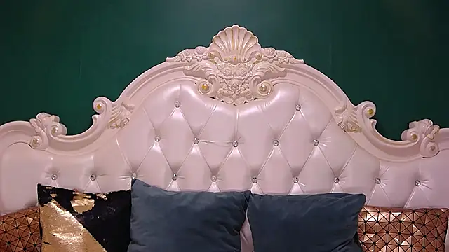 Snapshot of ArielBurn chatting on 10.18.25 ArielBurn online show from 10.18.25