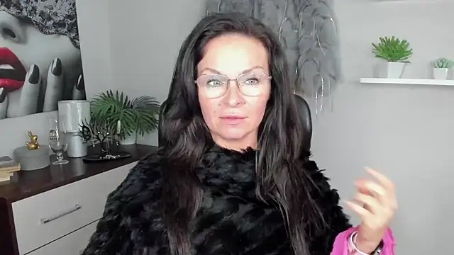 Snapshot of HelenLuxx chatting on 12.18.24 HelenLuxx online show from 12.18.24