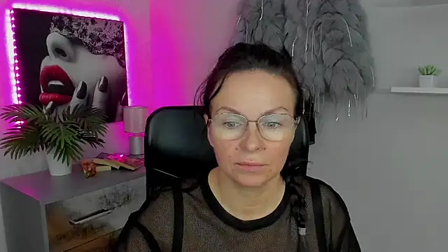 Snapshot of HelenLuxx chatting on 01.31.25 HelenLuxx online show from 01.31.25
