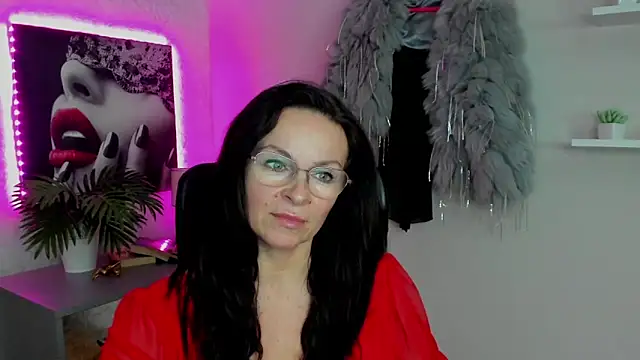 Snapshot of HelenLuxx chatting on 02.14.25 HelenLuxx online show from 02.14.25