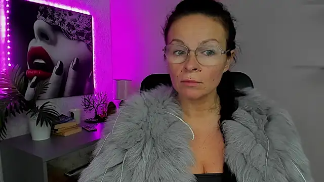 Snapshot of HelenLuxx chatting on 10.02.25 HelenLuxx online show from 10.02.25