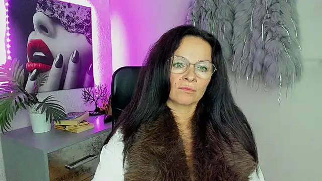 Snapshot of HelenLuxx chatting on 10.06.25 HelenLuxx online show from 10.06.25