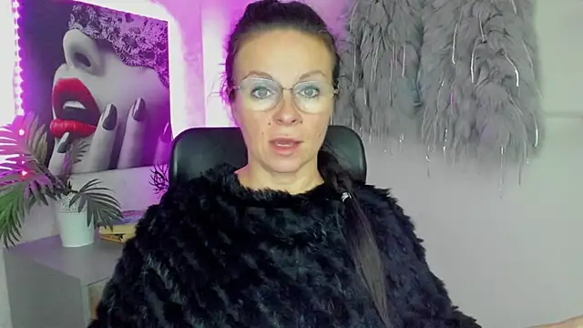 Snapshot of HelenLuxx chatting on 10.09.25 HelenLuxx online show from 10.09.25