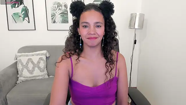 Snapshot of leslyflorez chatting on 02.19.25 leslyflorez online show from 02.19.25