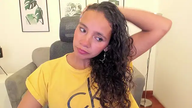 Snapshot of leslyflorez chatting on 02.22.25 leslyflorez online show from 02.22.25