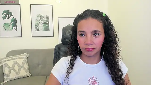 Snapshot of leslyflorez chatting on 02.26.25 leslyflorez online show from 02.26.25