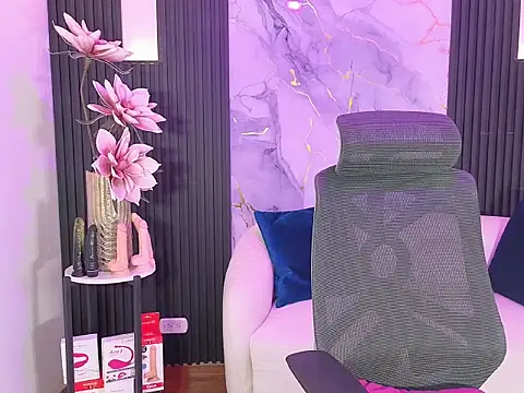 Snapshot of leslyflorez chatting on 09.20.25 leslyflorez online show from 09.20.25