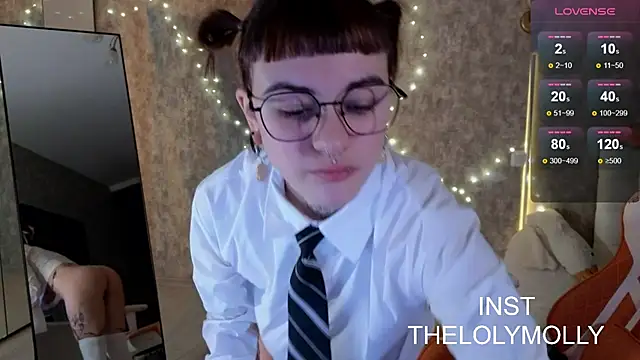 Snapshot of LolyMolli chatting on 10.17.25 LolyMolli online show from 10.17.25