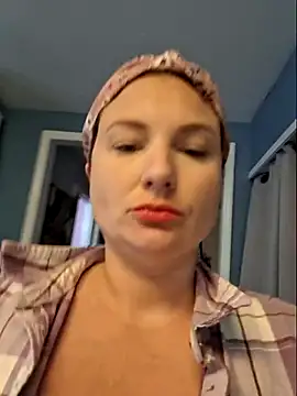 Snapshot of MilfyMrsRobinson chatting on 10.15.25 MilfyMrsRobinson online show from 10.15.25