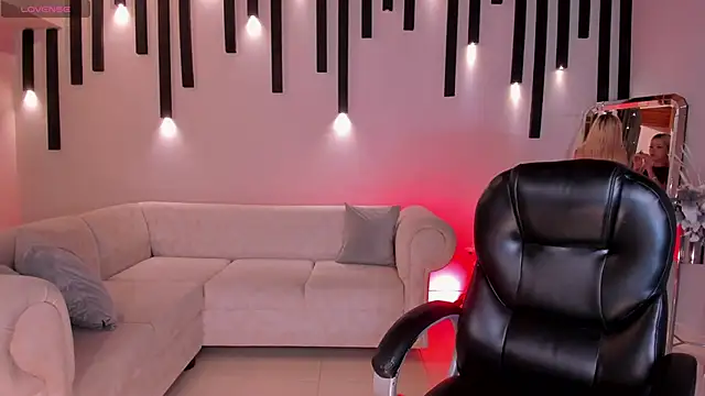 HannaConnor  online show from 10.14.25