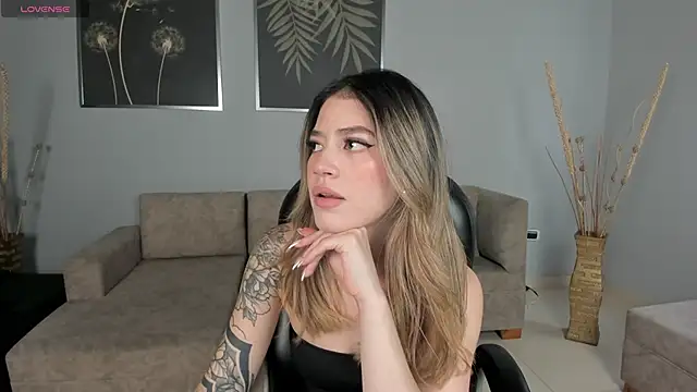 ViolettHansson online show from 10.21.25