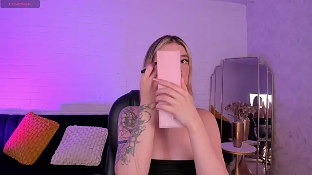 ViolettHansson online show from 12.01.25