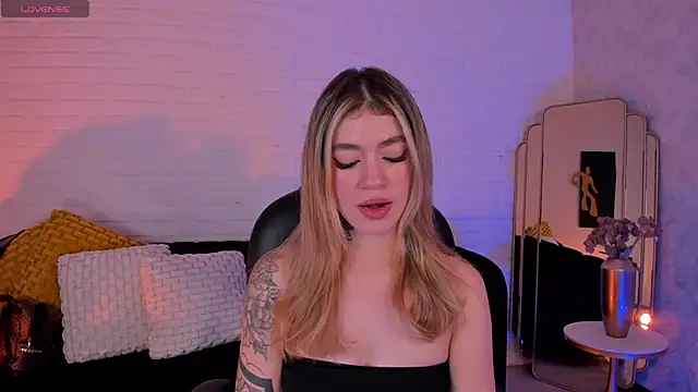 ViolettHansson online show from 12.04.25