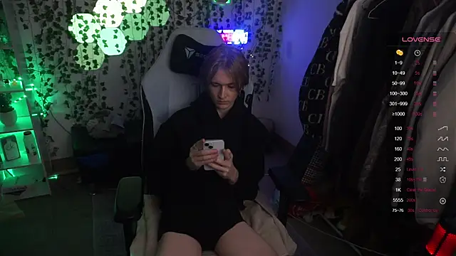 Snapshot of twinkben chatting on 02.14.25 twinkben online show from 02.14.25