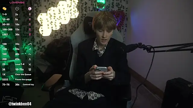 Snapshot of twinkben chatting on 09.25.25 twinkben online show from 09.25.25