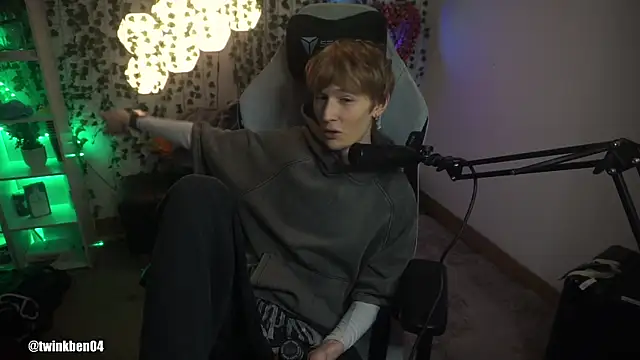 Snapshot of twinkben chatting on 10.02.25 twinkben online show from 10.02.25