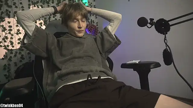 Snapshot of twinkben chatting on 10.21.25 twinkben online show from 10.21.25