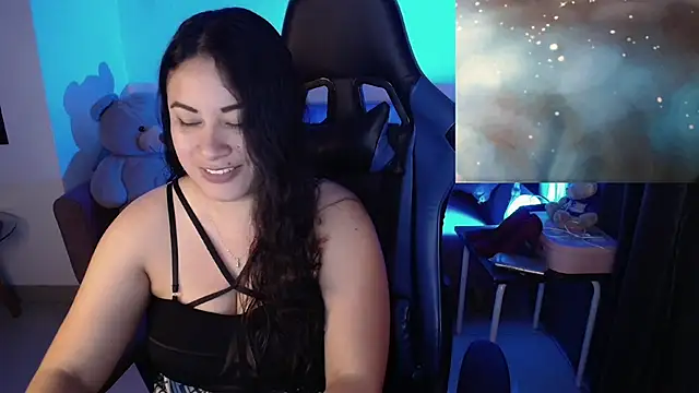 Snapshot of LauraHawkes chatting on 03.01.25 LauraHawkes online show from 03.01.25