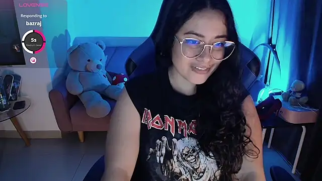 Snapshot of LauraHawkes chatting on 03.08.25 LauraHawkes online show from 03.08.25