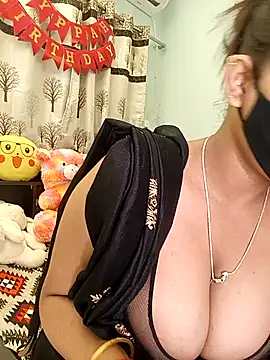 Snapshot of Divya_girl chatting on 10.08.25 Divya girl online show from 10.08.25