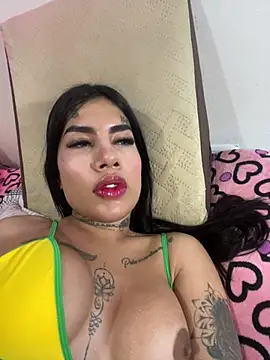 Snapshot of saragill323 chatting on 12.29.24 saragill323 online show from 12.29.24