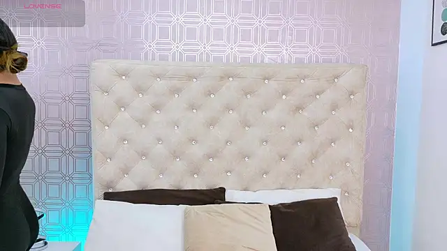 Sara Desire online show from 10.04.25