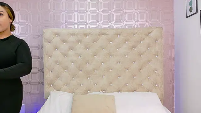 Sara Desire online show from 10.10.25