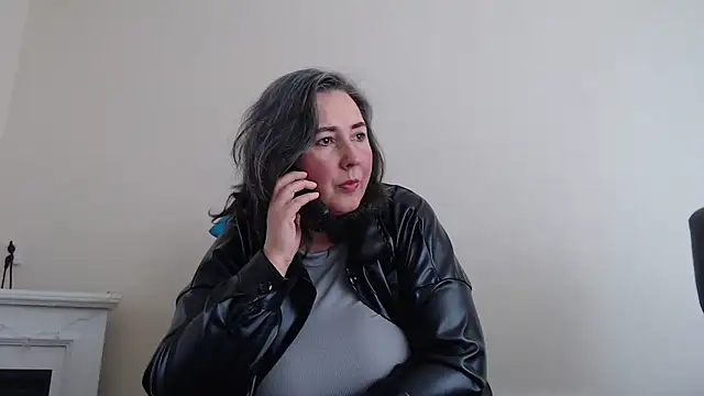Snapshot of MilfGina chatting on 02.25.25 MilfGina online show from 02.25.25