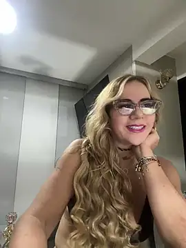 Snapshot of LARIANA_RIVERA23 chatting on 01.13.25 LARIANA RIVERA23 online show from 01.13.25
