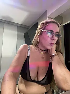 Snapshot of LARIANA_RIVERA23 chatting on 02.25.25 LARIANA RIVERA23 online show from 02.25.25