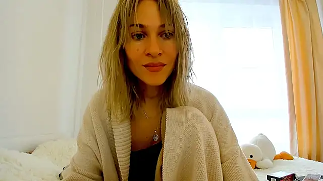 Snapshot of Mona_Cruz chatting on 02.19.25 Mona Cruz online show from 02.19.25