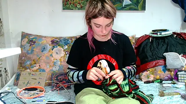 Snapshot of Sophie_Bell chatting on 10.15.25 Sophie Bell online show from 10.15.25