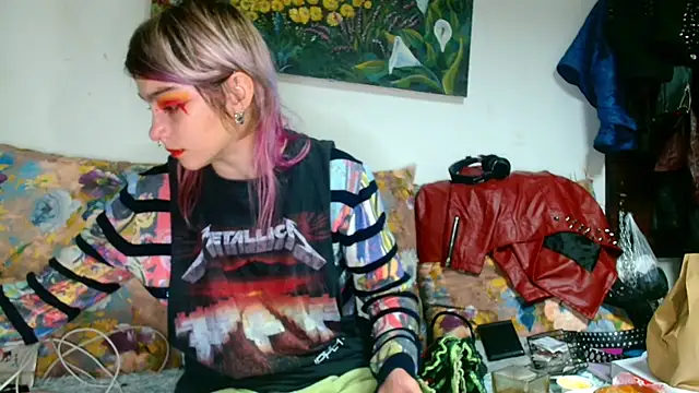 Snapshot of Sophie_Bell chatting on 10.17.25 Sophie Bell online show from 10.17.25