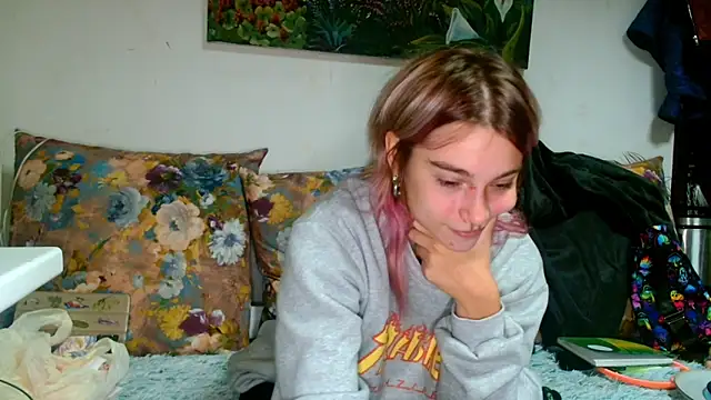 Snapshot of Sophie_Bell chatting on 10.22.25 Sophie Bell online show from 10.22.25