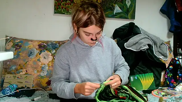 Snapshot of Sophie_Bell chatting on 10.23.25 Sophie Bell online show from 10.23.25