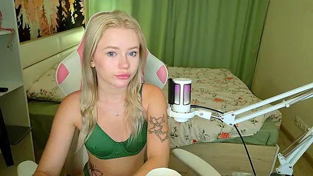Snapshot of LexieLoree chatting on 09.23.25 LexieLoree online show from 09.23.25